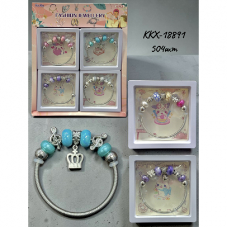 А Браслет «Fashion Jewellery» с украшениями шармами.